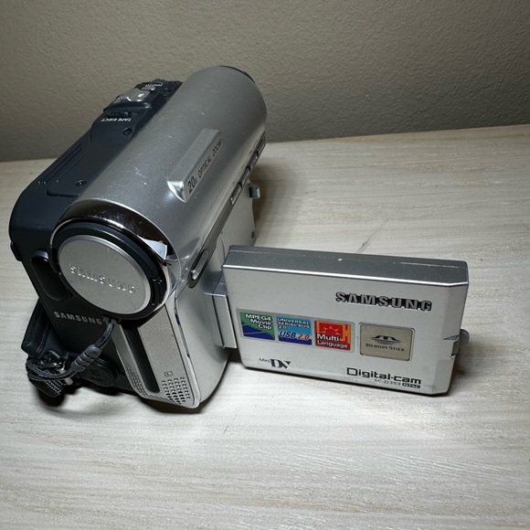 Samsung Digital-Cam SC-D353 NTSC Mini DV Camcorder UNTESTED No Charger for parts - Picture 8 of 11